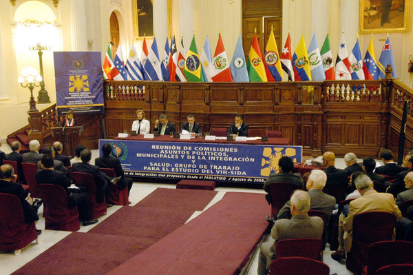 Vicepresidenta del Parlatino por el Perú, da bienvenida a los participantes de la Reunión