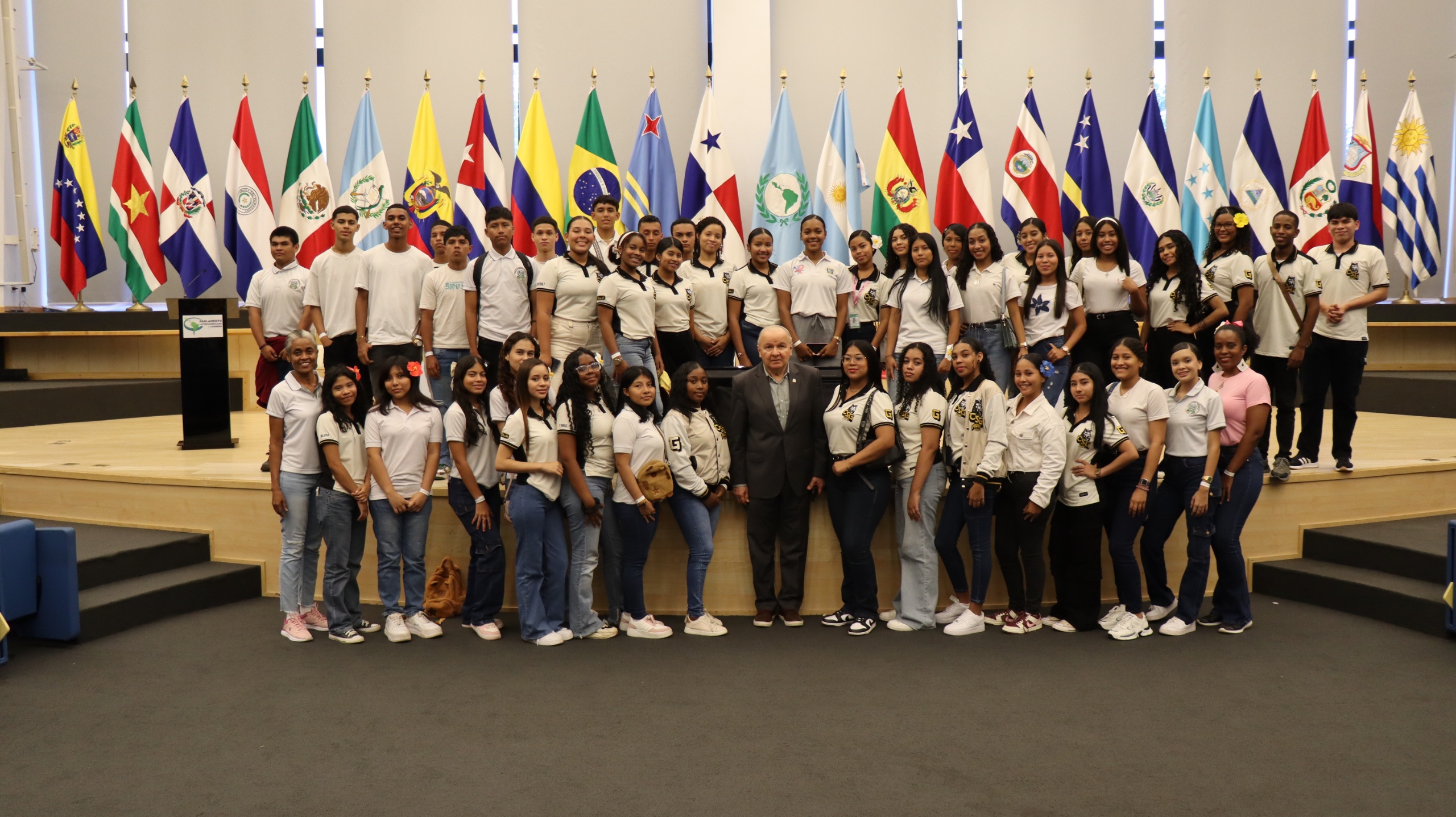 Estudiantes y docentes visitan el PARLATINO