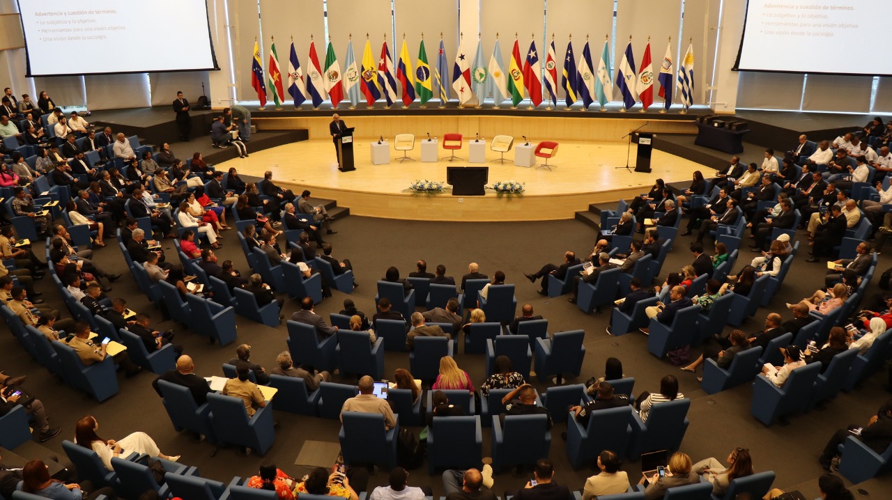 Crimen organizado y seguridad ciudadana en la era digital: Debate central del CLIPP Forum 2025 en PARLATINO